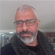 Soy un libanés de 47 años. Trabajé como profesora de lengua árabe en mi país para estudiantes principiantes y avanzados